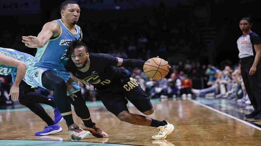 Cleveland Cavaliers Guard Darius Garland Right Drives Against Charlotte Hornets Forward Grant Williams Mar 27 2024 D4d29452a10290beb293f05e562d711d.jpg