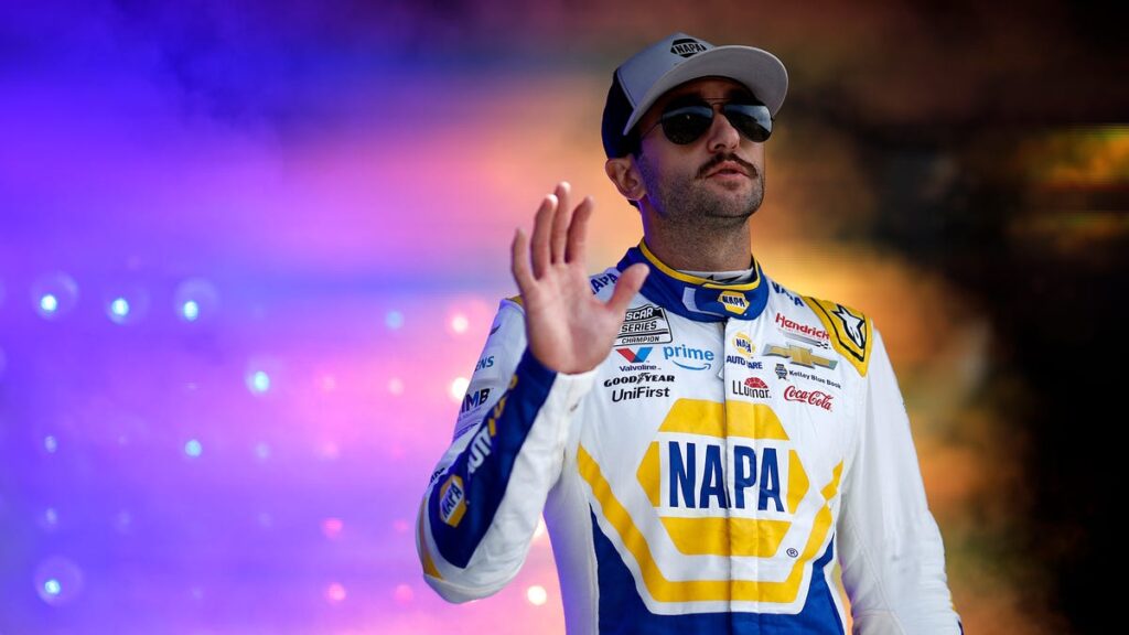 Chase Elliott benefits from the late pits strategy 86281256007 2236602716.jpg