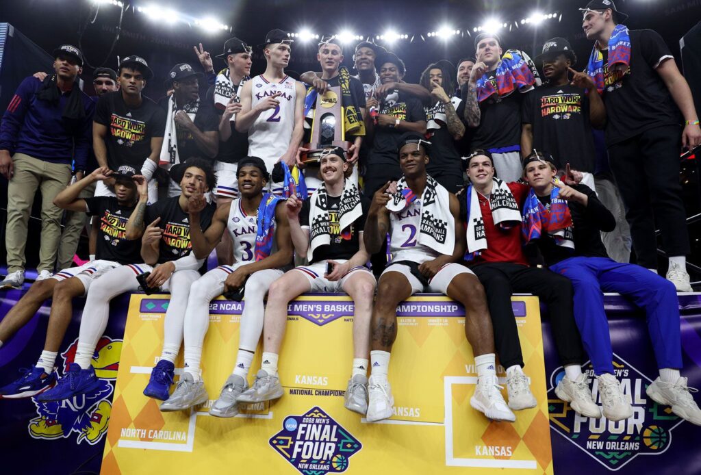 Kansas jayhawks celebrate ncaa basketball win against north carolina tar heels 2022.jpg