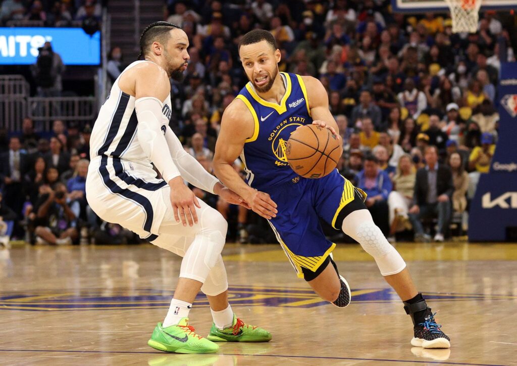 Stephen curry golden state warriors dillon brooks memphis grizzlies nba action 2022.jpg