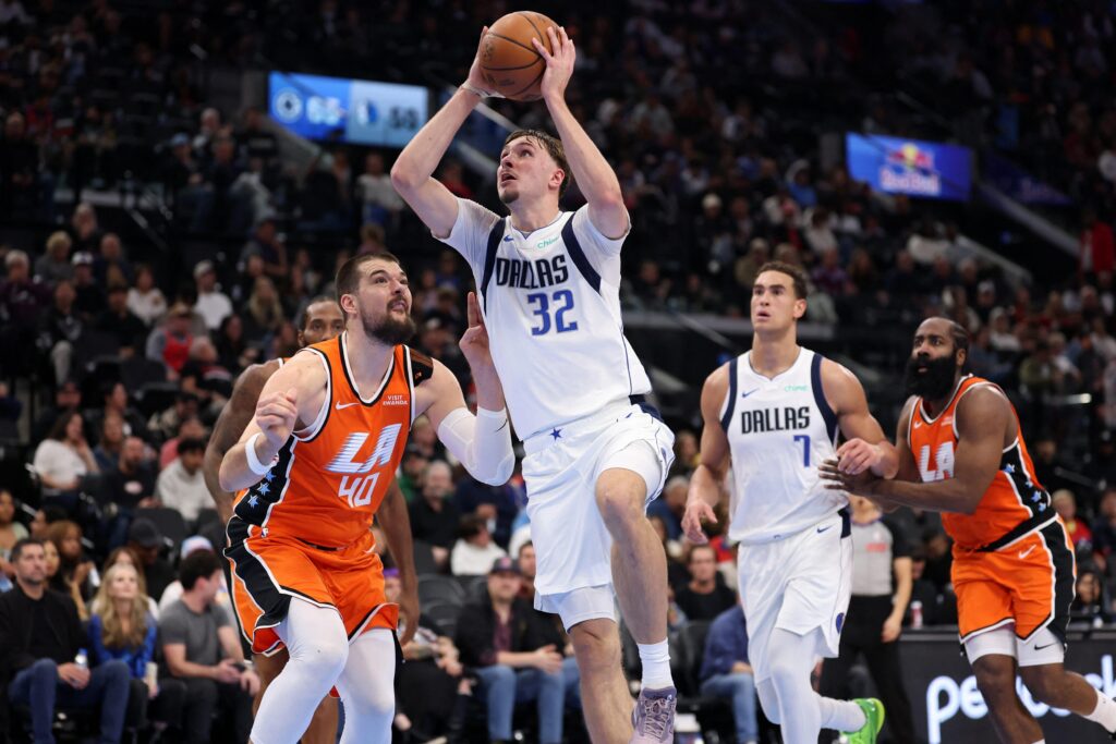 2025 11 30T055526Z 1010253632 MT1USATODAY27708569 RTRMADP 3 NBA DALLAS MAVERICKS AT LOS ANGELES CLIP.jpeg