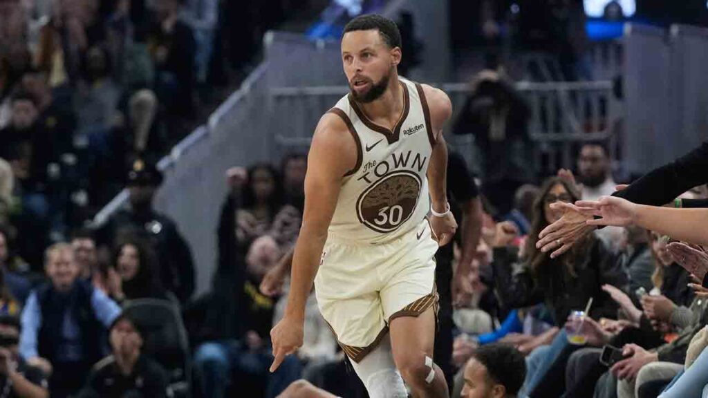 Stephen Curry scores 31 points as Warriors flee Jazz CP175374148.jpg