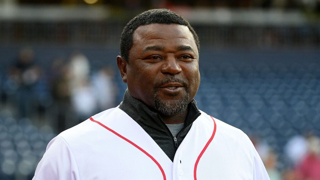 Tom gordon woo sox looks on.jpg