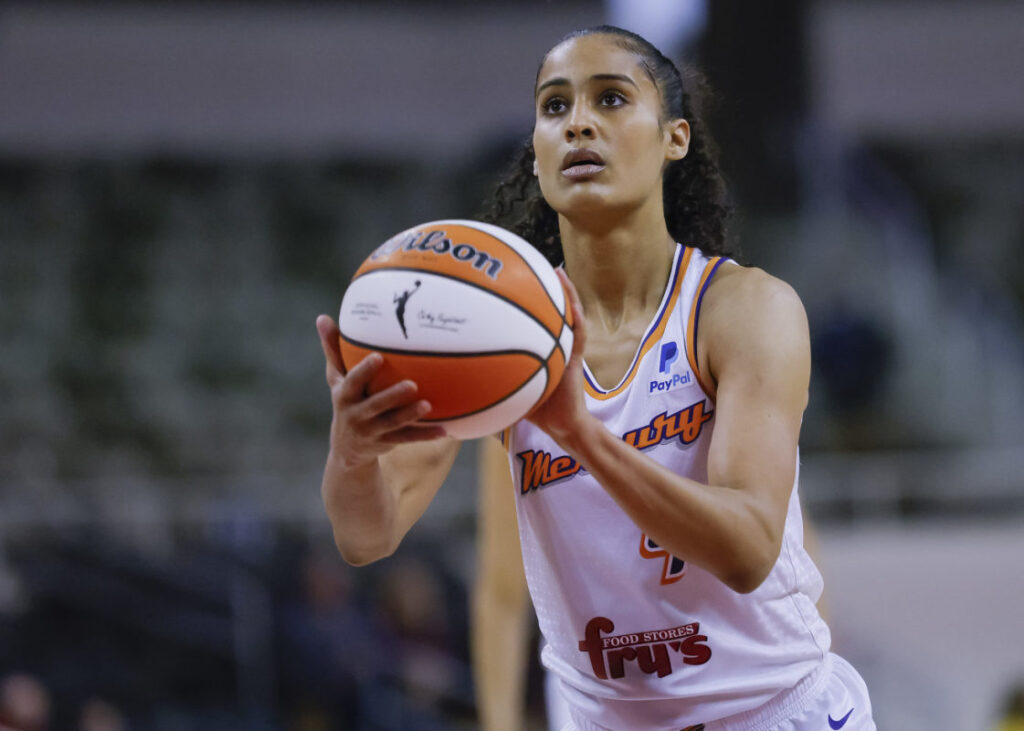 WNBA Star Skylar Diggins Is Going Through Hard Times Personally 29b446178bf3dd287f98b75bf36dc811.jpeg