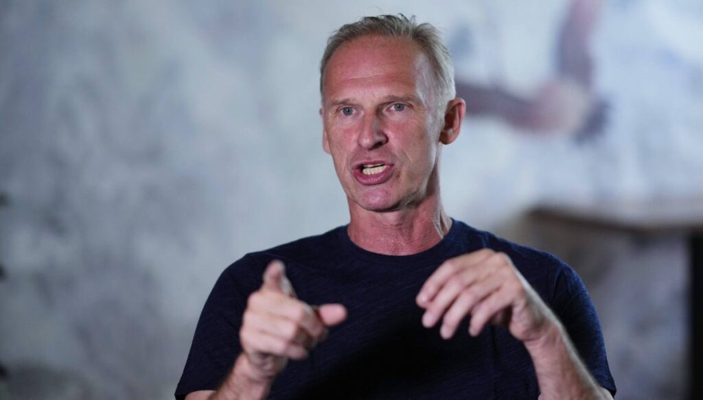 Dominik Hašek vs. the NHL: Why a legendary goaltender avoided the Global Series spotlight AP23187626208871 scaled.jpg