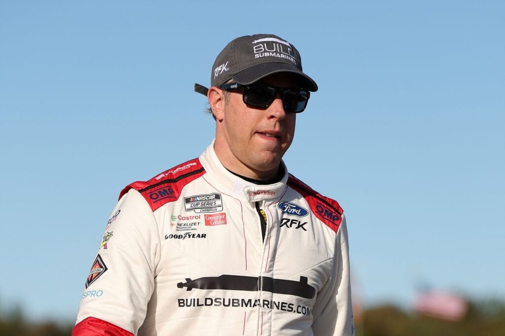 Brad Keselowski suffers broken leg in skiing accident Ff2fa19fefccabd71170d7a4172bd2a2.jpeg