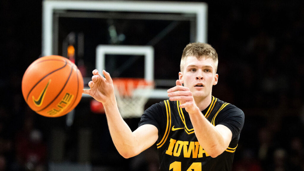 Hawkeyes apologize for legal storm fiasco Iowa star Bennett Stirtz passes the ball vs.jpg